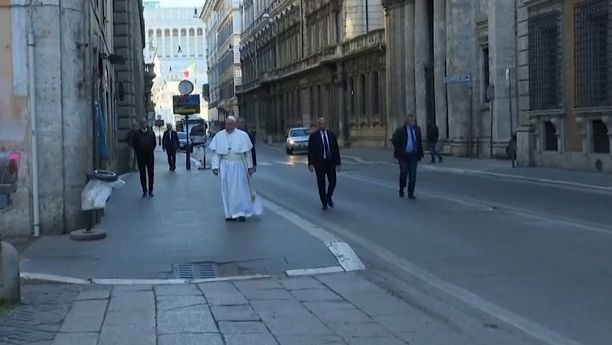 Záběry z nedělního Vatikánu: Papež se vydal pěšky na prosebnou modlitbu